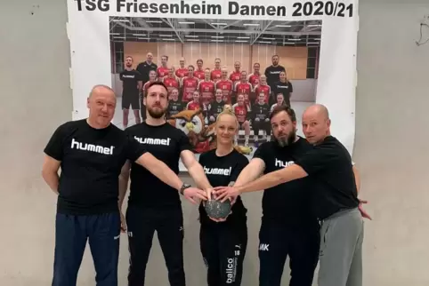 Das Betreuerteam der TSG Friesenheim (von links): Hans Schwan (Torwarttrainer), Alexander Bender (Athletiktrainer), Yvonne Rolla