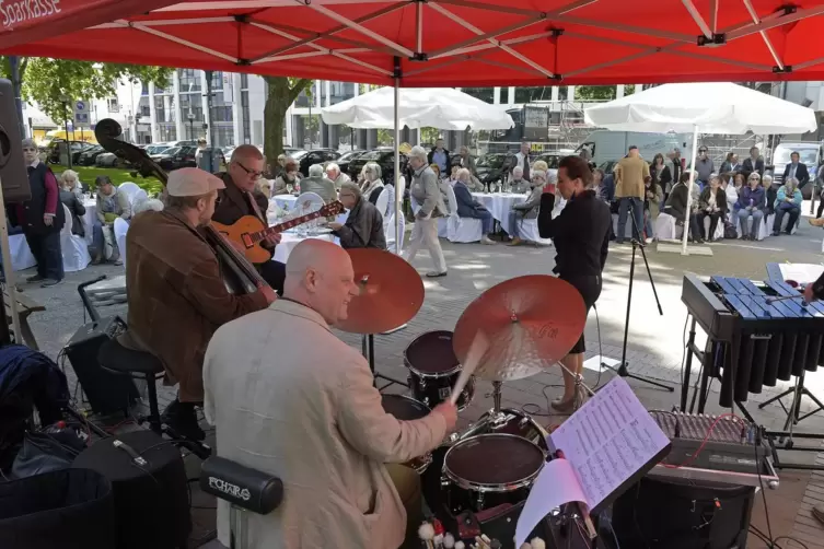 Veranstaltungen wie der Musikalische Mittag, hier im Mai 2015 mit dem Ensemble Jazz in Spring und S&auml;ngerin Juliette Brousset, so