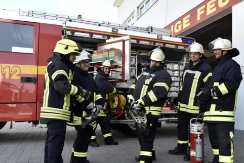 Normalerweise ist mit 67 Jahren Schluss mit aktivem Dienst bei der Feuerwehr. Unser Bild zeigt die Wehrleute in Lambsheim vor de