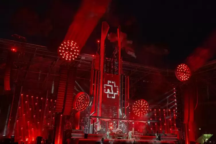 Rammstein-Konzert mit haegar-Bühnenshow in Dresden 2019.
