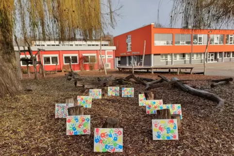 Viele winkende Hände: So bedanken sich die Rehbachschüler bei den Sponsoren. 