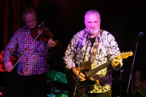 Die Zweibrücker Mundart-Band Blues Himmel – hier Bandleader Michel Wack mit Geiger Philip Freyer – spielt am 10. April.