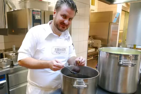 Küchenchef Vjekoslav Pavic arbeitet an der Speisekarte für die Öffnung der Außengastronomie.