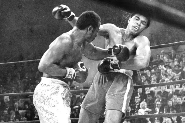 15 dramatische Runden hielt der große Kampf zwischen Muhammad Ali (rechts) und Joe Frazier für die Zuschauer bereit. 