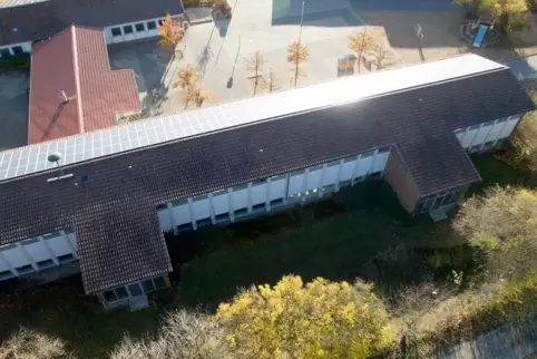 Vom von hier aus gesehen rechten Gebäudeteil kommt man nicht in den linken. Deshalb soll zwischen die beiden Treppentürme ein Ga