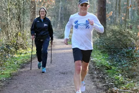 Wasserratten im Trockendock: Annette Dinies (hinten) und Jochen Winkler im Dudenhofener Wald.