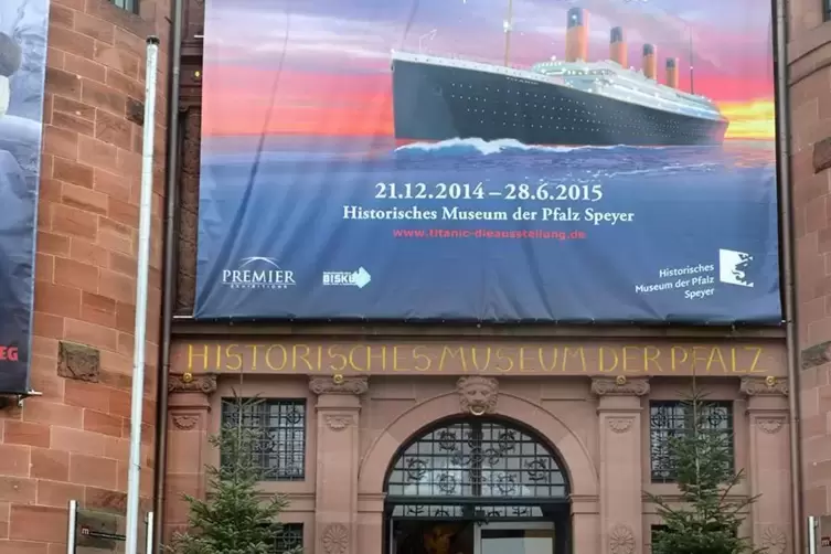 2015 bei der „Titanic“-Show: Besucherschlangen vor der Tür des Historischen Museums der Pfalz.