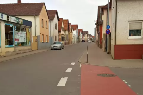 In der Hauptstraße im Ortsteil Dannstadt kommt zwischen Frieden- und Kirchenstraße ein Tempo-30-Abschnitt, hier Blickrichtung No
