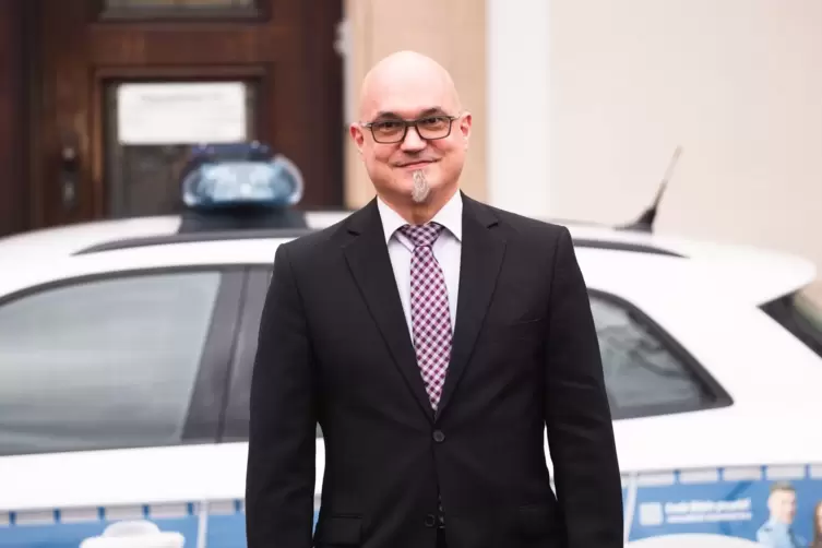 Im Anzug zum Amtswechsel, aber die Polizeiuniform lässt Kai Giertzsch auch im alltäglichen Dienst im Schrank. Er leitet seit 1. 