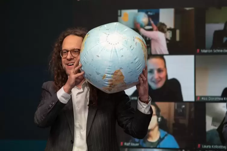 Der Bundestag hat B&uuml;rger eingeladen, sich zur Weltpolitik zu &auml;u&szlig;ern. Da darf auch mal der Erdball jongliert werden.