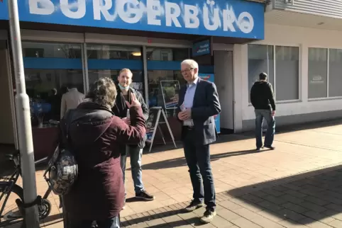 Der Ludwigshafener AfD-Kandidat Pascal Bähr (Mitte) im Wahlkampf mit Landeschef Michael Frisch. 