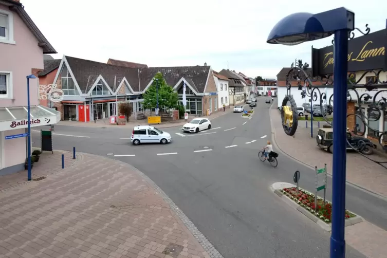 Seit Jahren diskutiert: ein Umbau der Kreuzung im Dudenhofener Ortszentrum.
