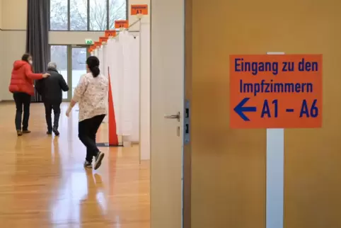 Stadthalle: Besucher im Impfzentrum. 