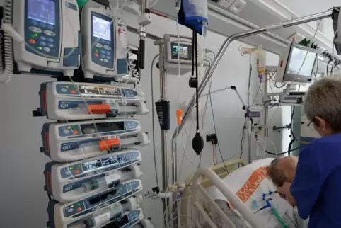 Bei der Abrechnung der intensivmedizinischen Komplexbehandlung ist es nach Darstellung der Ermittler zu Unregelmäßigkeiten gekom