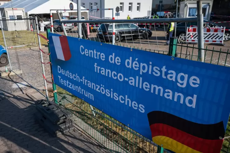 Aufgrund der Demo konnte das deutsch-französische Testzentrum nur zu Fuß erreicht werden.