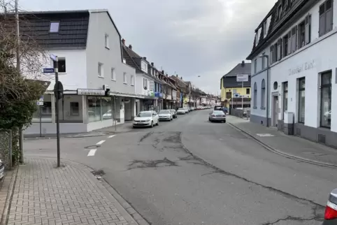 Hauptstraße in Oppau: Hier siedeln sich Kneipen mit Spielautomaten an.