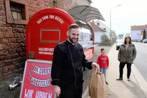 Dass der rote Wagen von Dennis Gaetke einmal die Woche in Käshofen steht, war Zufall. Aber er sagt: „Wenn ich schon einen mobile