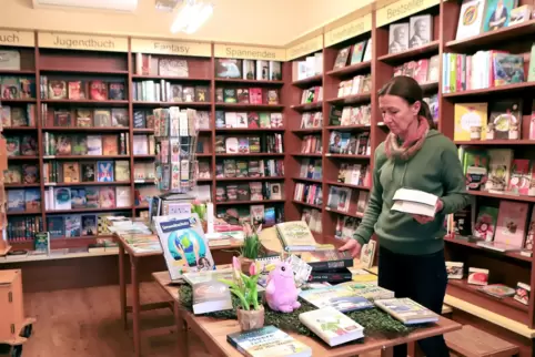 Rosalinde Kiefer bereitet sich mit ihren Kolleginnen und Kollegen der Buchhandlung Lesebär in Edenkoben auf die Wiedereröffnung 