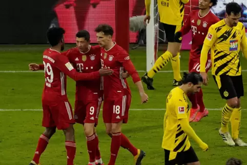 Wie so oft zuletzt im Clásico: Die Bayern jubeln, die Dortmunder lassen die Köpfe hängen.
