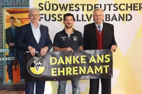 Die Preisverleihung im vergangenen Jahr fand noch statt: (von links) SWFV-Vizepräsident Jürgen Veth, Tobias Layes, SWFV-Präsiden