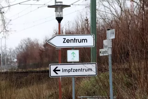 Ausgeschildert: das Impfzentrum in Schifferstadt. Dorthin befördern die Fahrdienste Senioren, die einen Termin erhalten haben. 