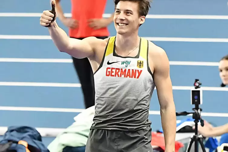 Oleg Zernikel nach seinem letzten Versuch über 5,80 m. „Es ist unglaublich“, wird er sagen. Er habe niemals mit Platz vier gerec