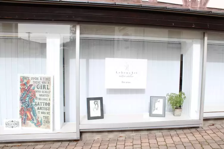 Noch sind die Vorh&auml;nge zu, aber Lena Dauenhauer fiebert auf die Wiederer&ouml;ffnung ihres TattoostudiosLebensart in der Kirchgasse h