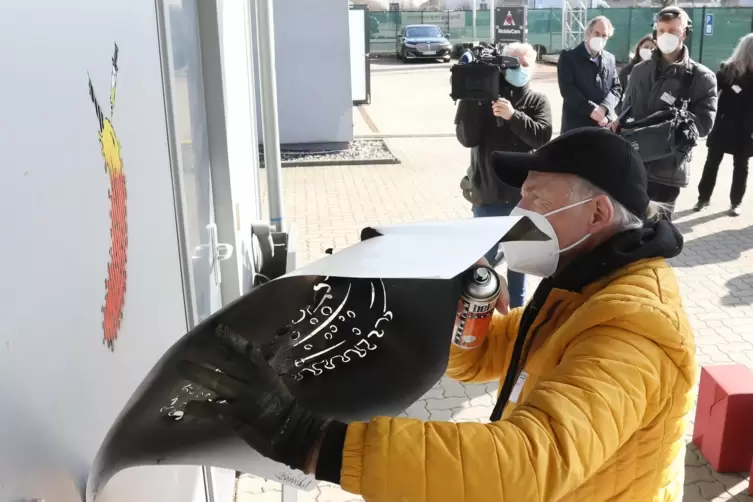 Mehrere Schablonen setzt der K&ouml;lner K&uuml;nstler Thomas Baumg&auml;rtel ein, bis sein Markenzeichenauf der Wand ist. 