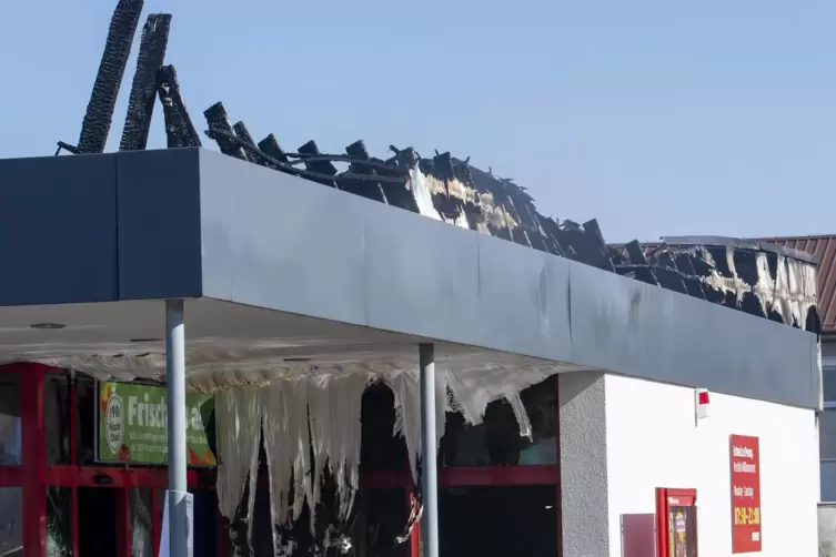 Das Dach des ausgebrannten Penny-Markts in Bruchmühlbach ist teilweise zusammengebrochen. Die Einsturzgefahr behindert letzte Lö