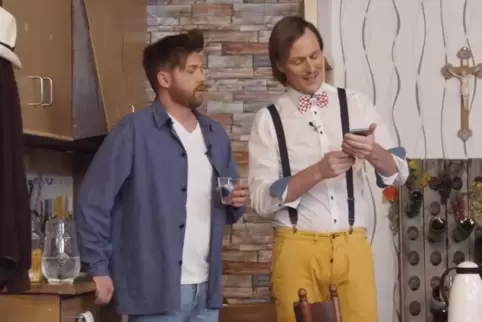 Ungleiche Cousins: Tim Poschmann (links) als Pfälzer Winzer, Boris Stijelja als unverhoffter kroatischer Familienzuwachs. 