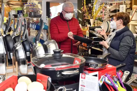 Susanne Ullrich-Leibfried berät einen Kunden im Haus der Geschenke in Maikammer. 