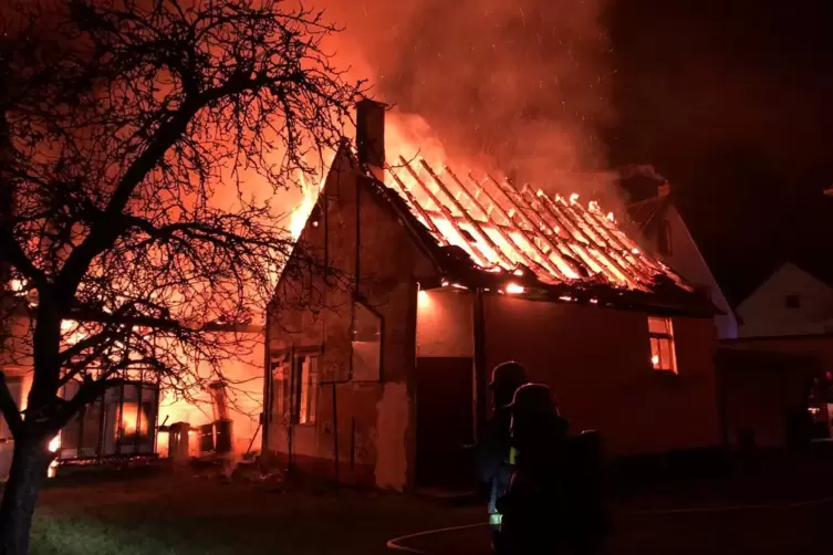 Lichterloh in Flammen: Carport und Scheune brannten in Mackenbach ab.