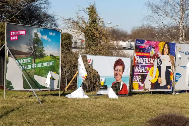 Zerstörte Wahlplakate am Lok-Kreisel in Eisenberg. 