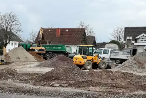 Erdarbeiten: Auf dem Platz der Stadt Ravenna werden Leitungen verlegt. 