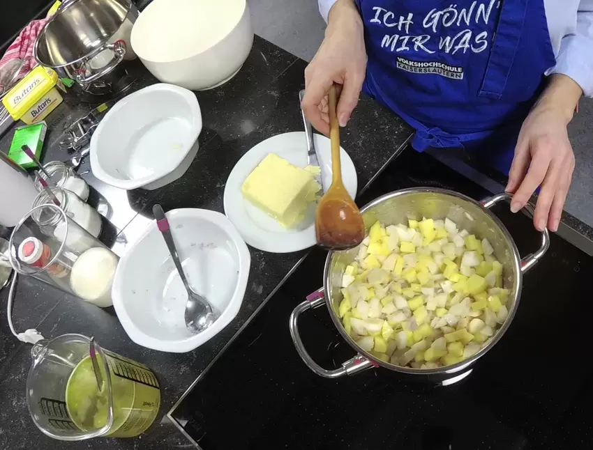 Kartoffeln und Topinambur in Würfel schneiden und anschwitzen.