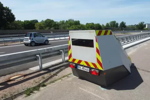 100 Euro sollte ein Mann aus Winnweiler zahlen, weil er auf der Autobahn bei Grünstadt zu schnell gefahren war. Doch er wehrte s