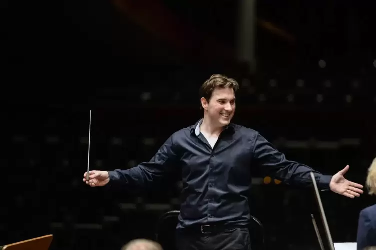 Generalmusikdirektor Alexander Soddy dirigierte das Akademiekonzert. 