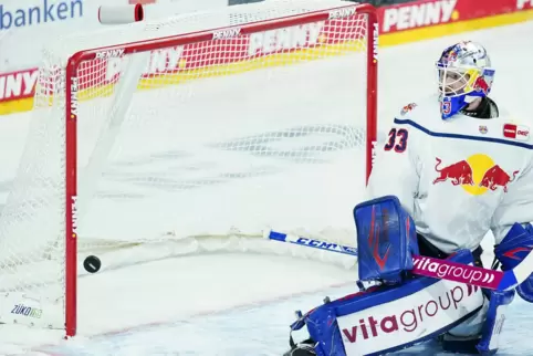 Puck im Tor: Der Münchner Keeper Danny aus den Birken schaut der Scheibe nach dem 2:0 der Adler hinterher.