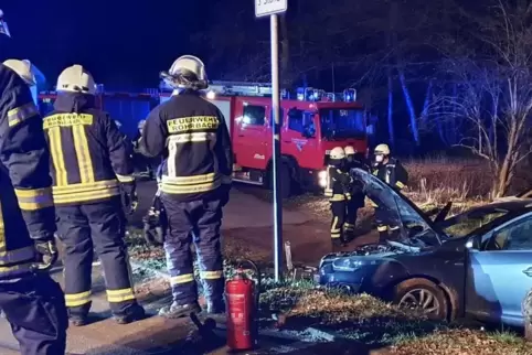 Der Wagen bleibt abseits der Straße Am Glashüttenflur liegen.
