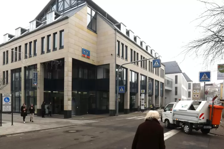 Der Hauptsitz der Bank in der landauer Waffenstraße. 