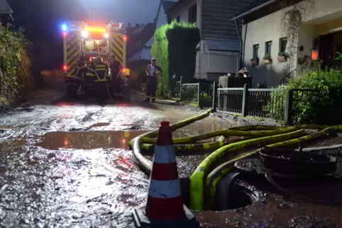 Häufiger Starkregen in Rheinland-Pfalz: Die Feuerwehr pumpt einen Keller in Trier leer. 