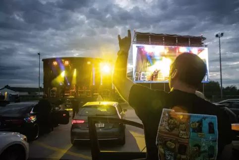 Vergangenen Sommer gab es auf dem Zweibrücker Flugplatz Auto-Konzerte, hier mit der Band JBO.