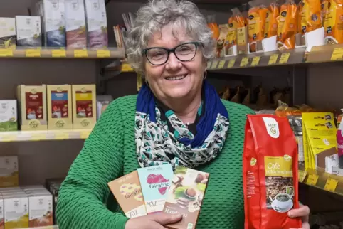 Produkte aus fairem Handel sind unter anderem im Weltladen zu haben. Als Beispiele zeigt Maria Heitz hier Schokolade und Kaffee.