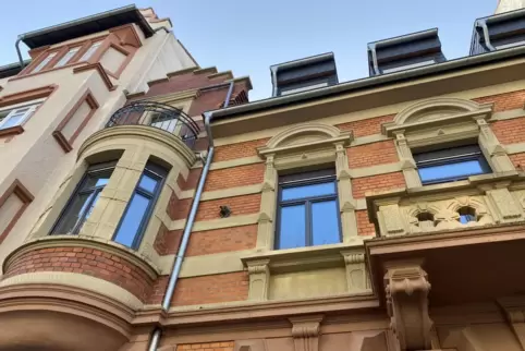 An dieser Fassade in der Prinzregentenstraße ist bei genauem Hinsehen noch eine Halterung für die Oberleitung zu erkennen. 