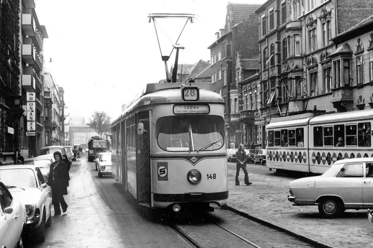 Die Linie 28 wurde im Januar 1974 stillgelegt. Eine Bahn an einem der letzten Betriebstage in der Prinzregentenstra&szlig;e. 