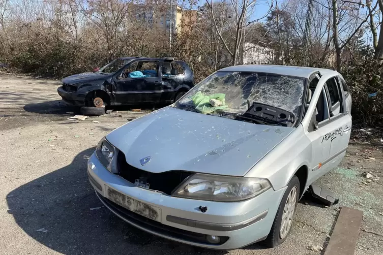 Autowracks im Stadtteil Mundenheim. 