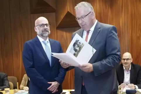 Rüdiger Schneidewind (rechts) übt seit Monaten seine Amtsgeschäfte nicht mehr aus. Diese Aufgabe übernimmt Bürgermeister Michael