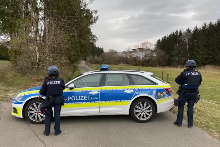 In Weilerbach lauft ein Polizeieinsatz. Das Foto ist am Ortsausgang Richtung Eulenbis entstanden. 