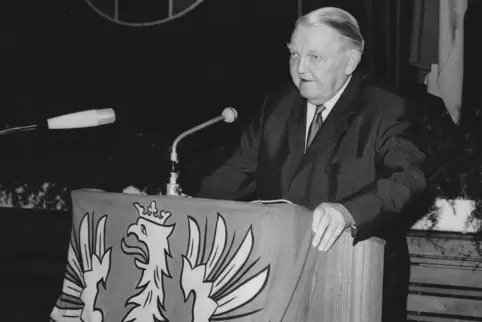 Ludwig Erhard (CDU), von 1963 bis 1966 Bundeskanzler, sprach bei einer Veranstaltung während des Wahlkampfs im Vorfeld der rhein