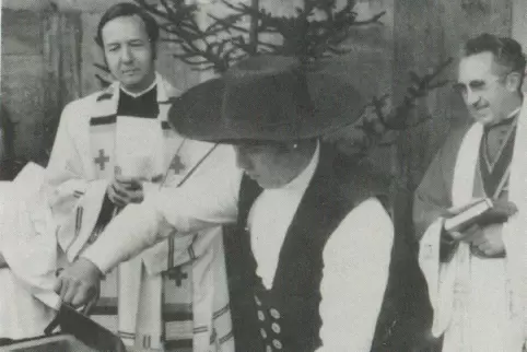 Grundsteinlegung des Pfarrzentrums St. Elisabeth am 19. November 1977 mit Pfarrer Willi Haus (li.). Rechts Domkapitular Hubert S